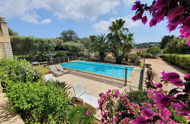 Villa with private pool, quiet in enclosed planted lot