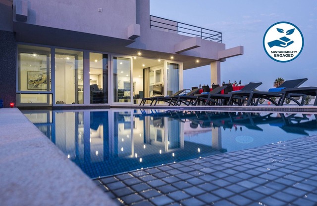 Villa with Heated Pool & Sea View