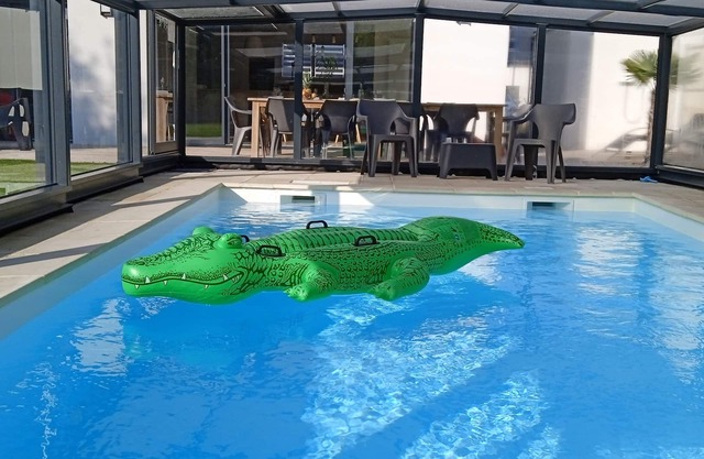 Villa with heated pool 300 m from the beach