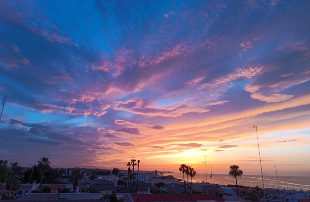 Villa with parking, tennis court, swimming pool and direct access to the sea