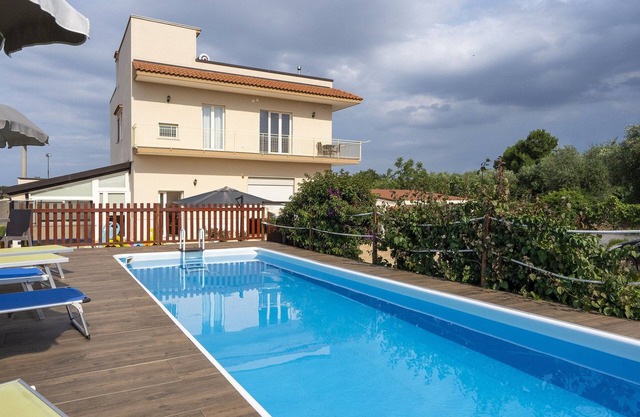 Villa with pool for 8 guests with 3 bedrooms