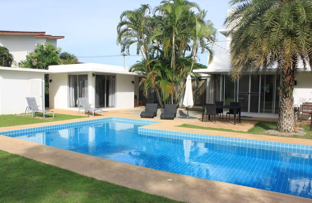 Villa with Pool in the Palm Hills Golf area.