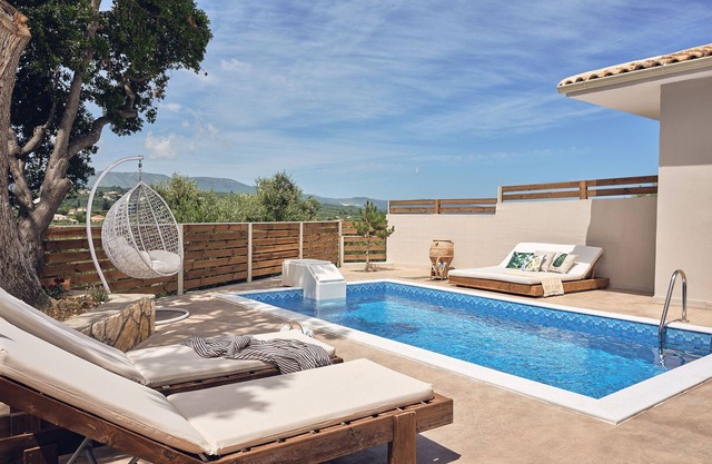 Villa with private pool, sea view and Breakfast included