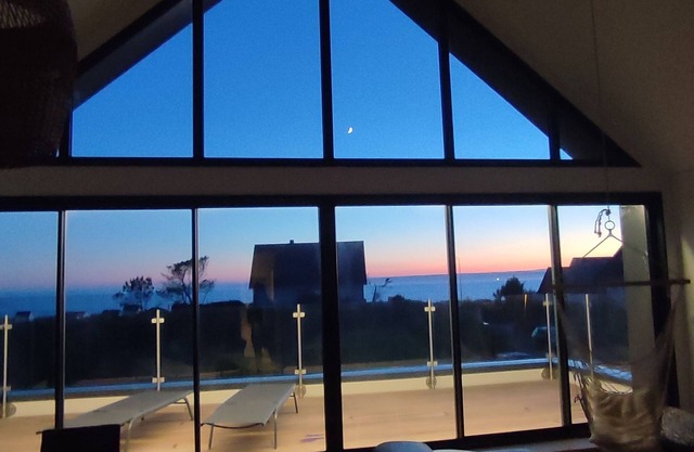 Villa with sea view and cabanes de Gouville, 80m from the beach.