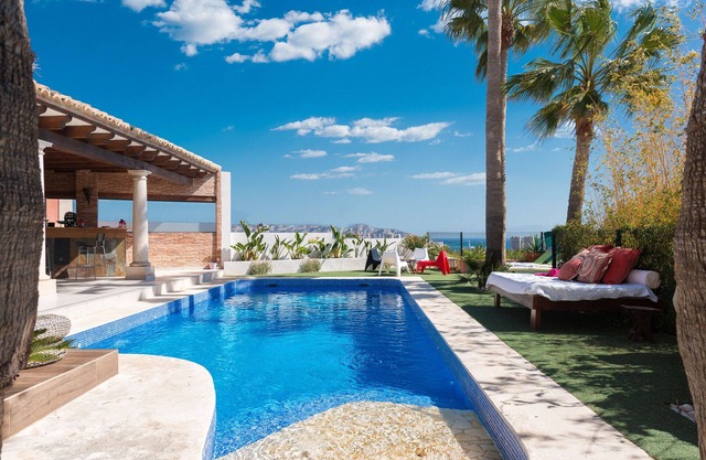 Villa with spectacular views 10 min. from Benidorm with private pool 12 Pax.