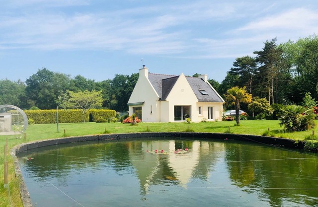 Villa with swimming pool and tennis court near Mer Blanche and Golf de Benodet