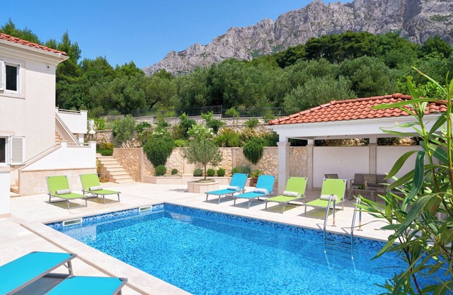 Villa with two separate four-bed apartments and pool