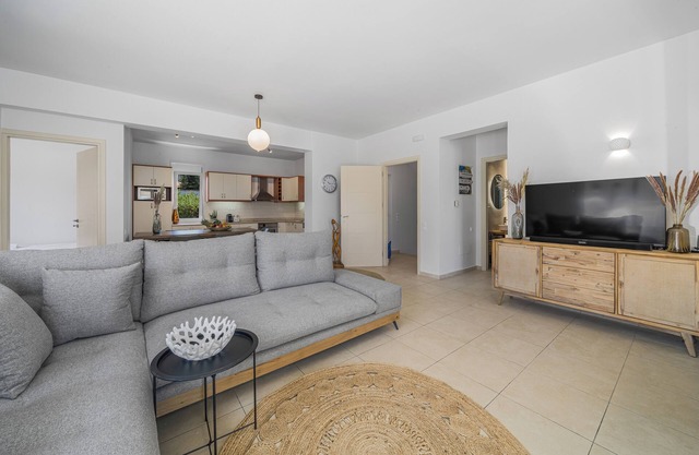 Villa Yiayia: Relaxing by the sea (Heated pool)