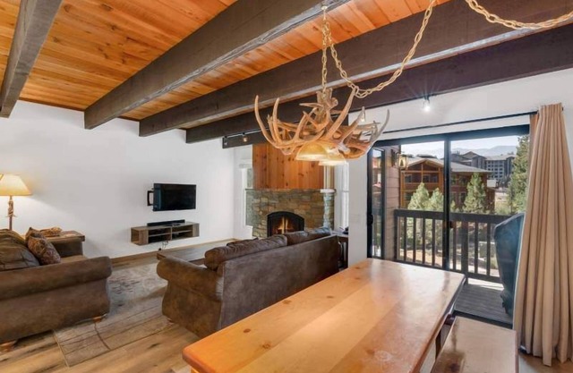 Village Area 3 bdrm~Private BBQ~Ski in & Out~Walk to Restaurants
