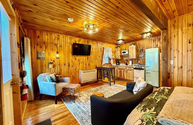 Village Cottages East: Town & Trails Cottage for 2 with private Hot Tub!