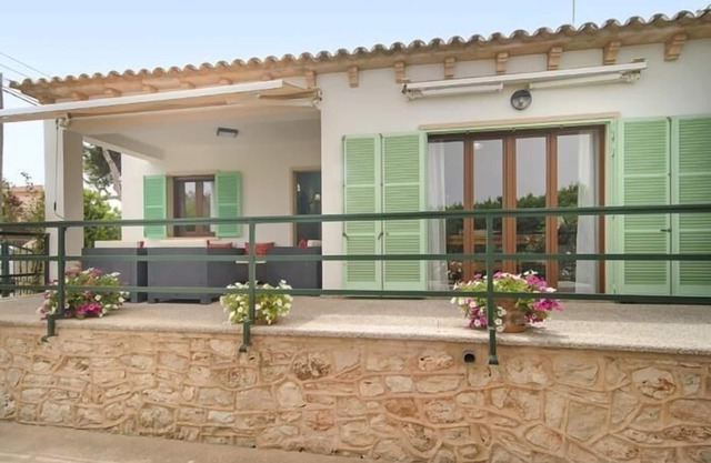 Village house for 6 people in Cala Llombards.