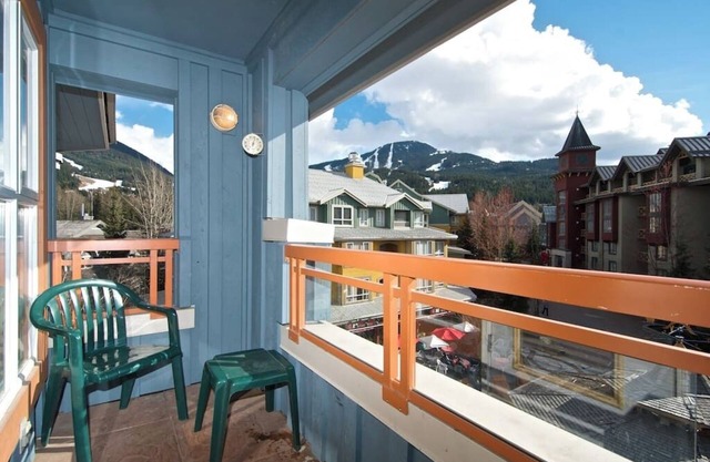 Village Location -Penthouse floor - View - Hot tub - newly renovated - Eagle Lodge