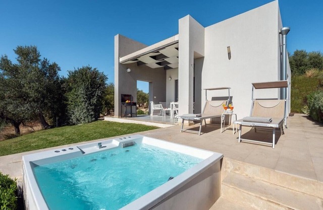 Villas Cialtrona and Noto - Private villas with pool and jacuzzi