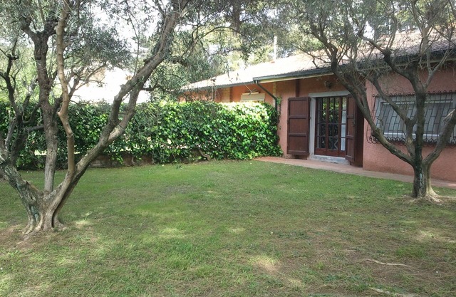 Villetta in the green near beach Renovated villa with garden 350 square meters quiet comfortable in the green of nature 200 meters from the beach of Giannella.