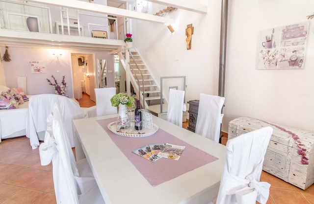 Vintage apartment 1 with balcoony and garden near the sea