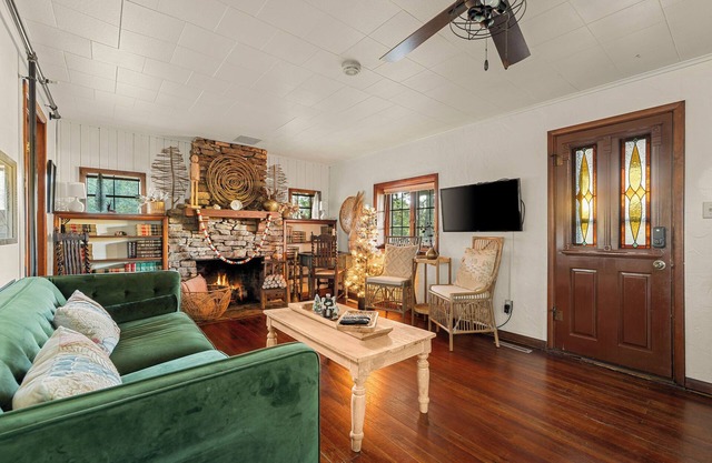 Vintage Cottage Walkable to Downtown Hollister