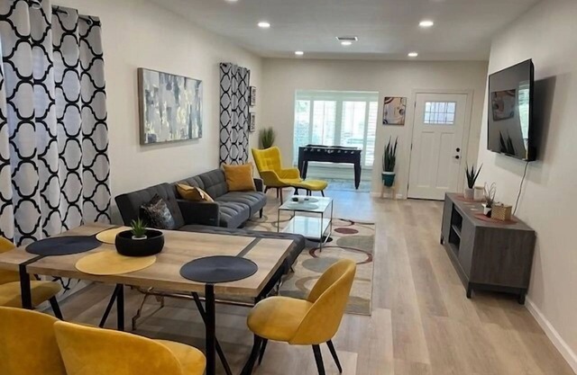 Vintage Hollywood 4br Duplex.