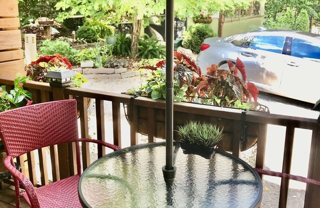 VINTAGE-INSPIRED 1-BEDROOM SUITE NEAR MU, STEPHENS COLLEGE, & DOWNTOWN
