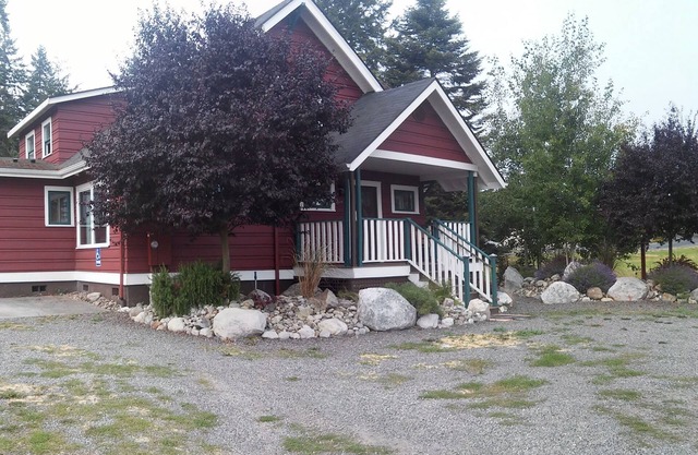 Vintage Island Home 2 Blocks From Town. 4 Bdrs, 2 Kitchens, 3 Bath. Can Sleep 14