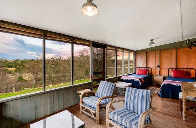 VINTAGE RIVER CAMP CABIN! Private Medina river and green belt access!