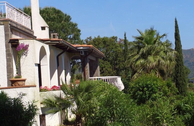 Vista Mare with private pool, large 65,000 square meter garden, sea view, close to the beach.