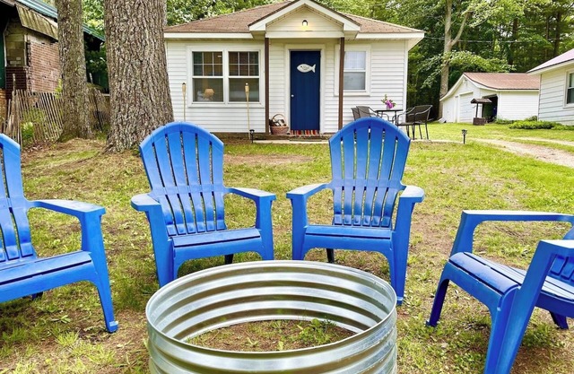 Vivian's Cabin - Super Cute Lakefront Cabin with Private Dock!