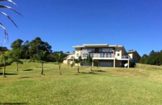 Volcanoes National Park - minutes away. 25 acre Nature Lodge