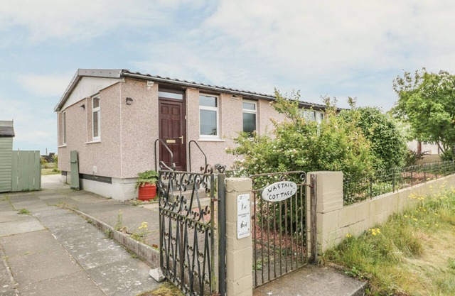 WAGTAIL COTTAGE, pet friendly, country holiday cottage in Southerness