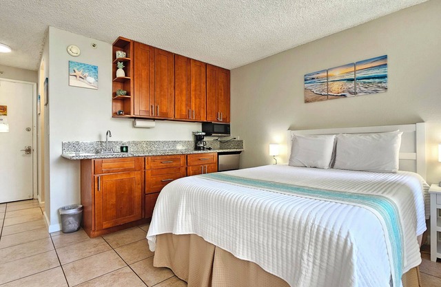 Waikiki Beach Studio w/Lanai & Pool at The Waikiki Grand