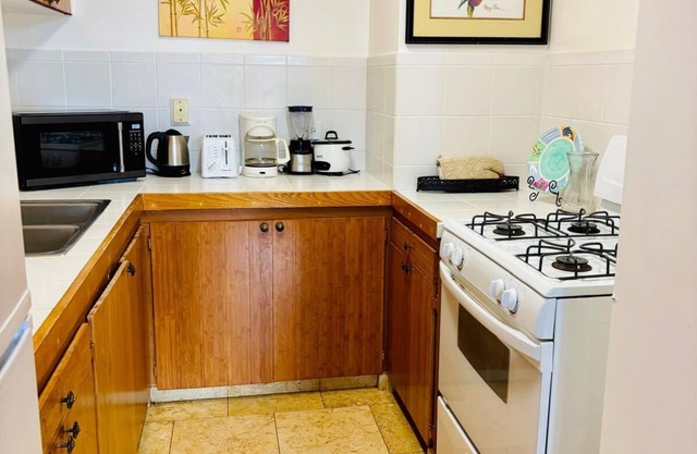 ~Waikiki~ LOWEST RATES IN AREA ~ 2 Bedroom ~ Fully Furn ~ Blocks to Beach ~