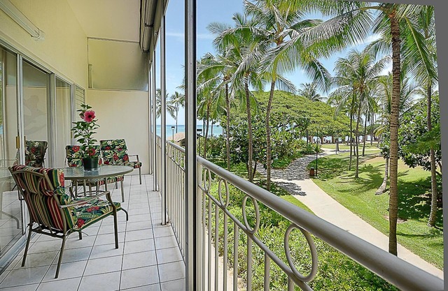 Waikiki Shore 1 bedroom with large lanai on Waikiki Beach - free parking & WiFi