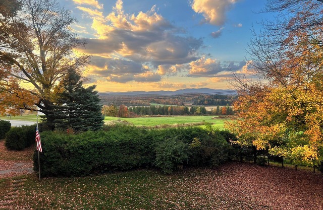 Wake up to Sunrise over the Green Mountains - Farmhouse with STUNNING VIEWS