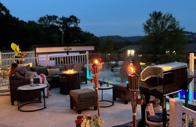 Walk-in Villa with Heated Pool, Game Room, Epic Views, 3 min from SDC