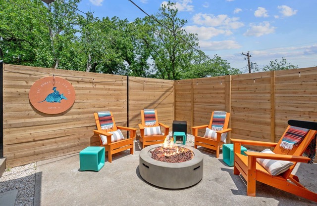 Walk S Congress Pool Putt Putt 3 KINGS/2 BATH FULLY Remodeled