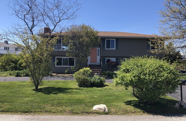 Walk to Beach: 7 beds 5 bedrooms 2.5 baths, H&C outdoor shower, oversized yard