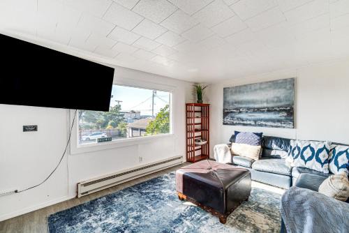 Walk to Beach and Harbor Spacious Westport Apt!
