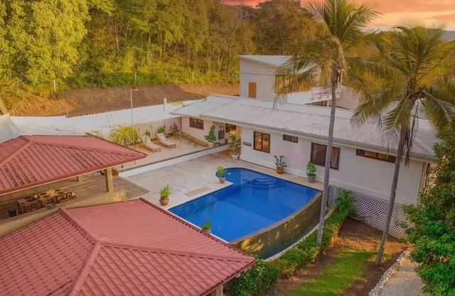 Walk to Beach ~ Jacuzzi ~ Pool ~ Comfort & Space!