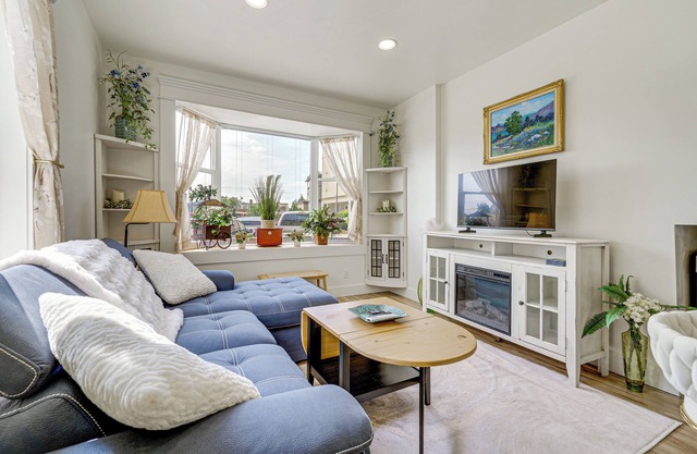 Walk to Beach & Shops: Dtwn Anacortes Apartment!