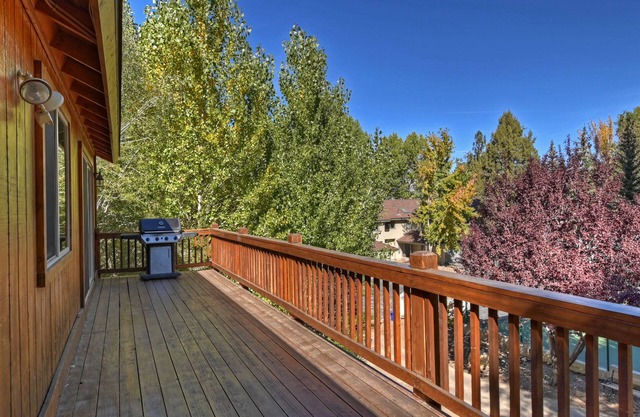Walk to Bear Mtn! Luxury Cabin | Shuffleboard | Ping Pong