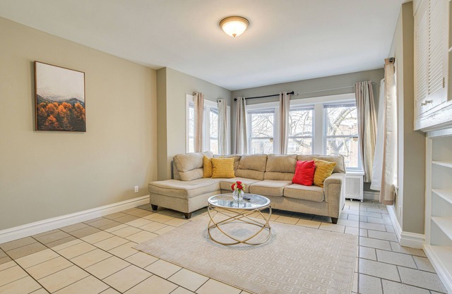 Walk to Devon Avenue & Warren Park: Chicago Apt!