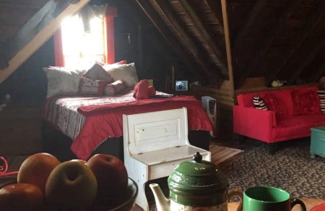 Walk to Everything-Attic Room