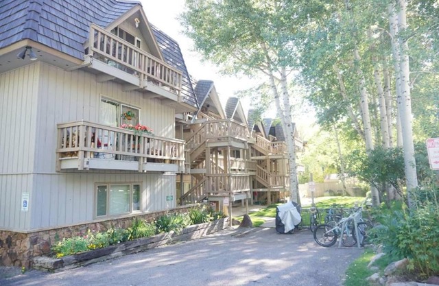 Walk to lifts Lodging in Aspen Core