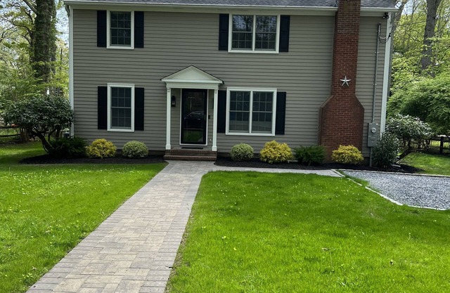 Walk to private bay beach, close to Greenport, wineries, golf! Premier Host home