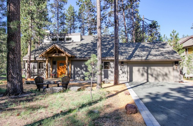 Walk to river, large deck, ping pong, bikes, AC, hot tub- VIRG04