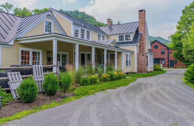 Walk to S6! Pool Table/Fireplace - Saskadena Lodge