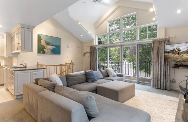 Walk to Ski Lift - Private Hot Tub on Gore Creek!