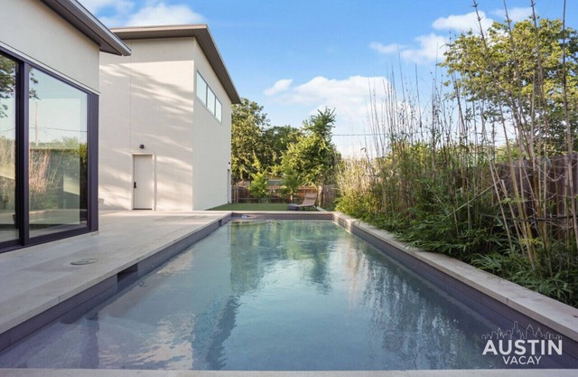 Walk to Soco + Lounge Poolside at Luxe King Suite