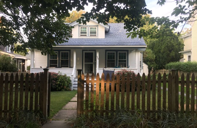 WALK TO TOWN, BEACH, JITNEY, & FISHING-No Car Necessary!