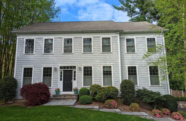 Walk-to-Town New home w/new furnishings, Grill Center & Playset