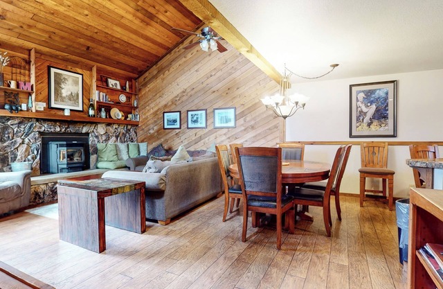 Walk to Town, Updated Townhome with Gas Grill, Year Round Hot Tub
